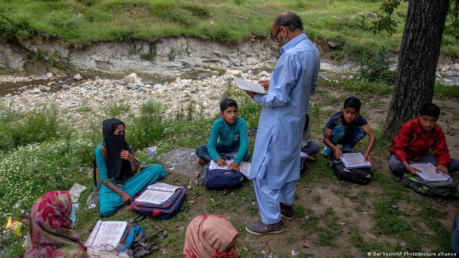 कश्मीर के तंगमर्ग में खुले में हो रही सामुदिक पढ़ाई कश्मीर के तंगमर्ग में खुले में हो रही सामुदिक पढ़ाई