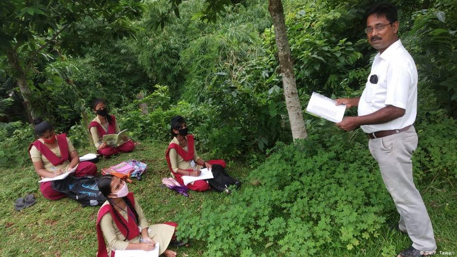 त्रिपुरा में खुले में पढ़ते बच्चे त्रिपुरा में खुले में पढ़ते बच्चे