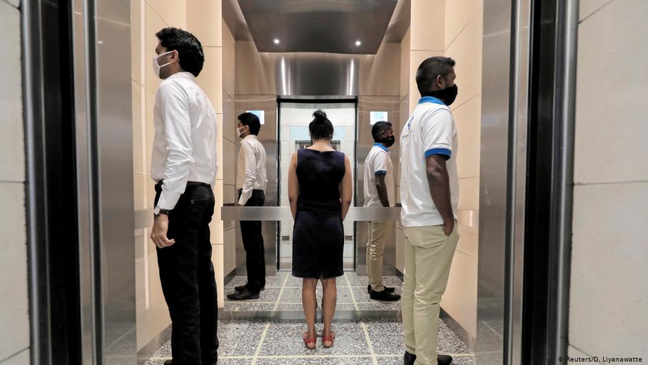 कोलंबो के वर्ल्ड ट्रेड सेंटर में लिफ्ट में सामाजिक दूरी का पालन कोलंबो के वर्ल्ड ट्रेड सेंटर में लिफ्ट में सामाजिक दूरी का पालन