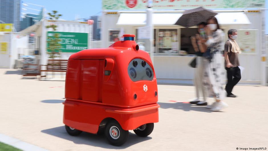 टोक्यो में जेडएमपी कंपनी द्वारा बनाया गया स्वचालित फूड डिलीवरी रोबोट देलिरियो