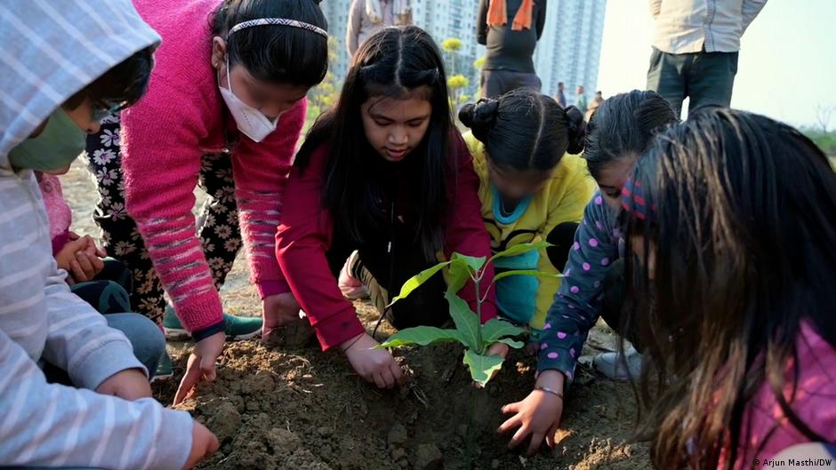 नौ साल की पर्यावरण ऐक्टिविस्ट लिसीप्रिया पौधे लगते हुए