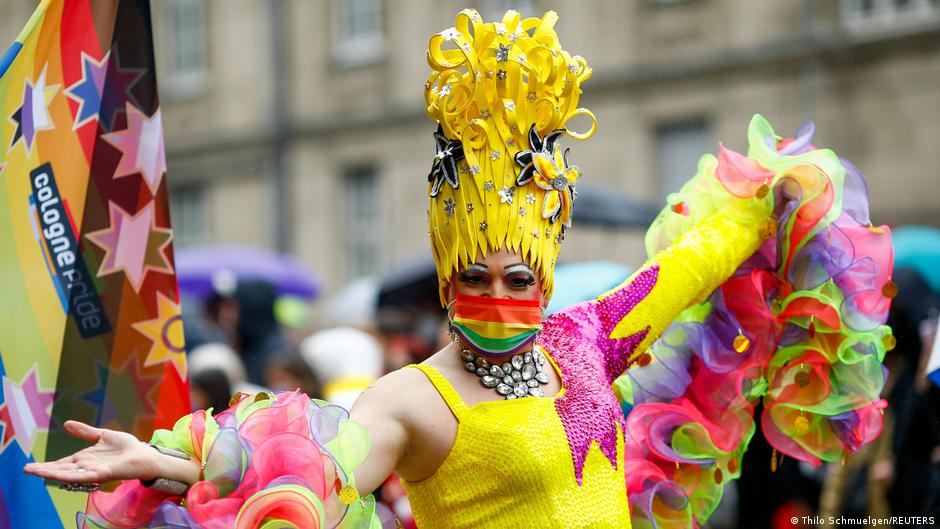 अगस्त में कोलोन में गे प्राइड परेड का एक दृश्य
