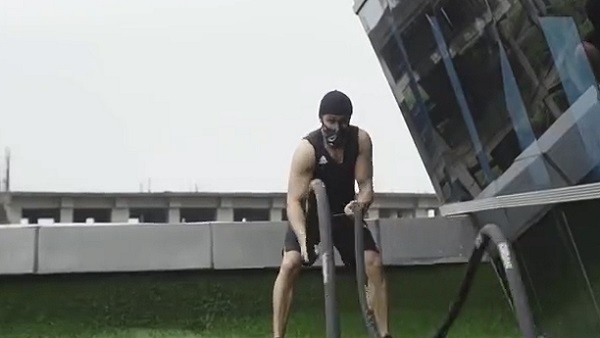 इमरान को देख हैरान हुए लोग 