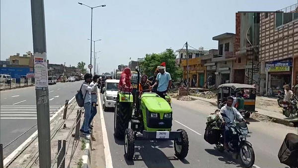 इधर, राेष मार्च में पीएम का पुतला फूंका