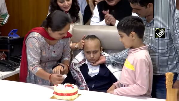 केक खिलाया, माला पहनाईं