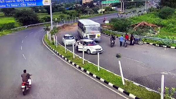 युवक को खरोंच तक नहीं आई