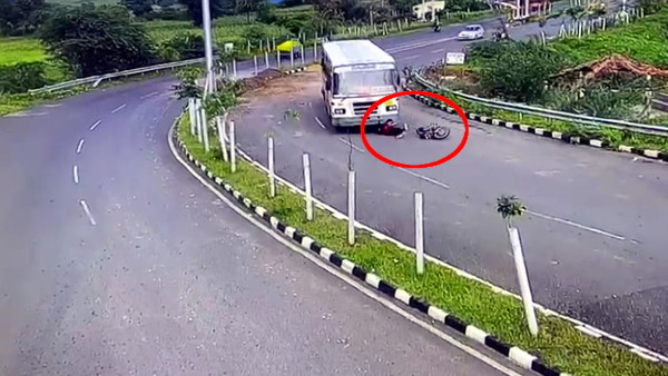 बस को ओवरटेक करने के चक्कर में ये बाइक सवार गिरा बस को ओवरटेक करने के चक्कर में ये बाइक सवार गिरा