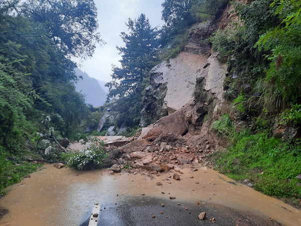 landslide in Uttarkashi district of uttarakhand, Gangotri highway closed 