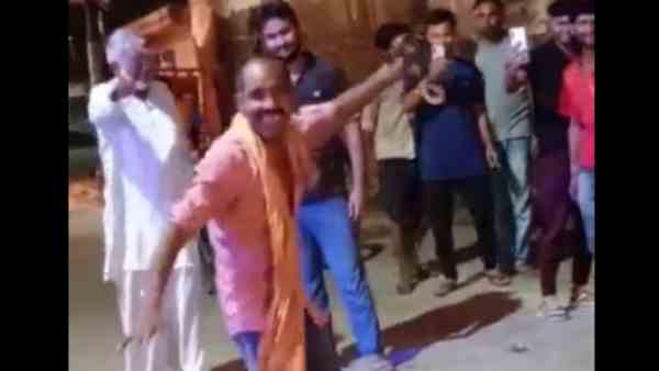 सांप को पकड़ डांस करने लगा देवेंद्र