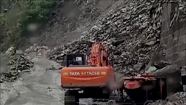 ..लगातार हो रहा भूस्खलन 