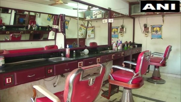 पहली बार बाल कटवा रहा था बच्चा पहली बार बाल कटवा रहा था बच्चा