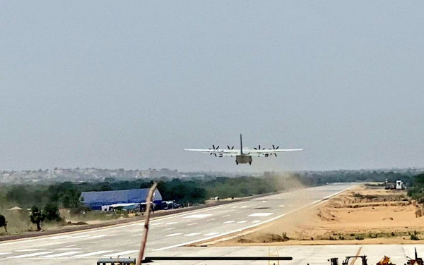 राष्ट्रीय राजमार्ग-925 पर बनी हवाई पट्टी