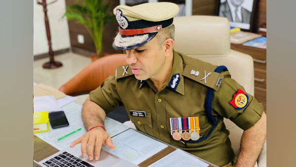 क्रेन के जरिए उठाया गया पत्थर