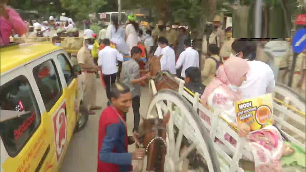 Karnataka: Congress leaders Siddaramaiah and D.K. Shivakumar tonga yatra to assembly in Bengaluru against rising petrol diesel prices