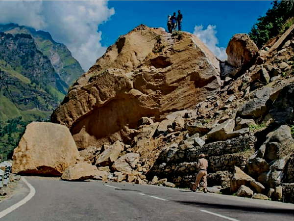 rock fell from mountain on Chandigarh-Manali National Highway in Himachal, vehicles stuck both sides of road