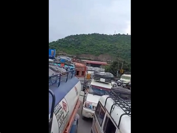 Heavy rainfall triggers landslide on Rishikesh-Badrinath National Highway, vehicles were stranded in the area