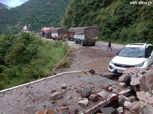 Heavy rainfall triggers landslide on Rishikesh-Badrinath National Highway, vehicles were stranded in the area