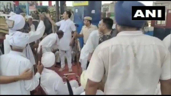 किसानों पर लाठीचार्ज 