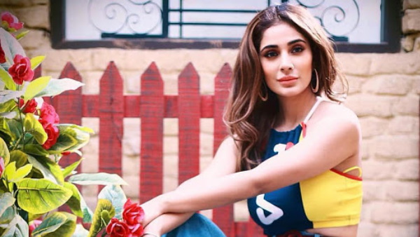 एक्ट्रेस ने खुद को वॉशरूम में बंद किया