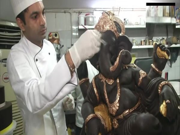 लुधियाना में बेकरी शॉप पर चॉकलेट की मूर्ति