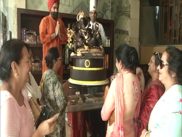 दुकान पर, लोगों की भीड़ जुट रही