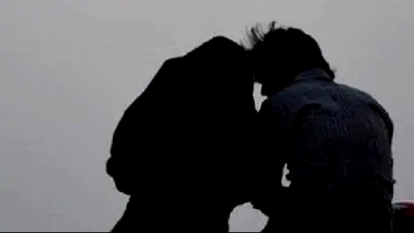 After love marriage, husband beaten up wife and attacked with blade