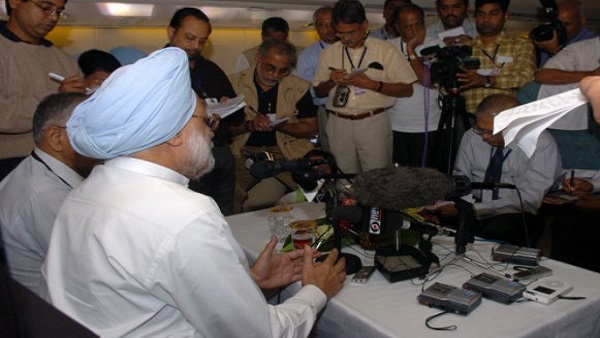 'विमान में प्रेस कॉन्फ्रेंस करते दिख रहे हैं मनमोहन सिंह'