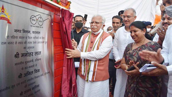 Haryana CM Manohar Lal Khattar inaugurated the Railway Foot Overbridge at Karnal , arrived on a motorcycle
