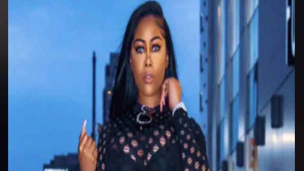 उन्‍हें लगता है कि मैं अपने लुकस के कारण दिखावा करती हूं 