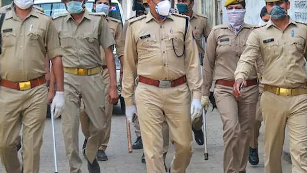 नग्न अवस्था में बच्चियों को मंगवाई भीख