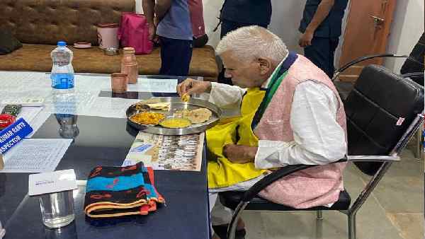 पीएम मोदी के खिलाफ चुनाव नहीं लड़ने की रखी थी शर्त पीएम मोदी के खिलाफ चुनाव नहीं लड़ने की रखी थी शर्त