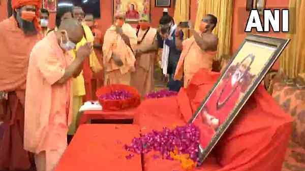 कहां तक देता सफाई: नरेंद्र गिरी कहां तक देता सफाई: नरेंद्र गिरी