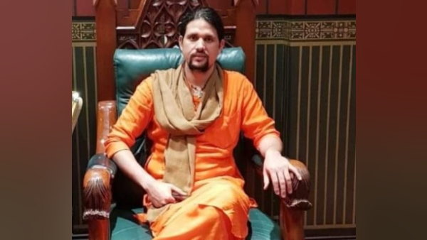 क्या करते हैं आनंद गिरि के भाई