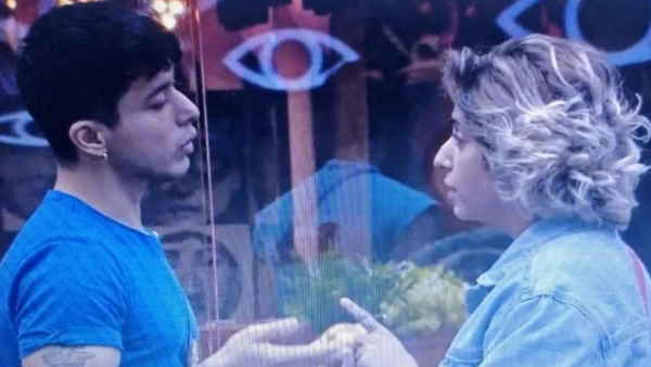 वीडियो में प्रतीक नेहा के ऊपर चढ़े आए नजर वीडियो में प्रतीक नेहा के ऊपर चढ़े आए नजर