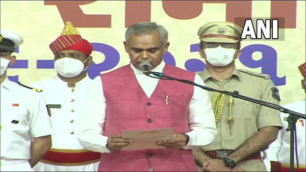 रुपाणी सरकार के सभी मंत्रियों की छुट्टी