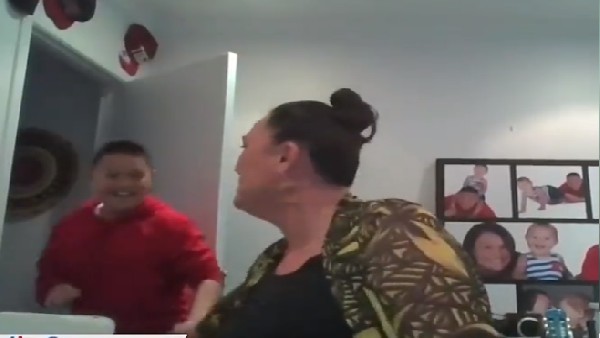 चिल्लाते हुए कमरे में आया बेटा, फिर