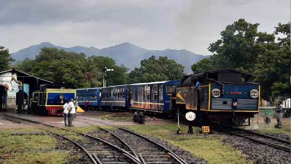सेवा शुरू होने के इंतजार में थे लोग