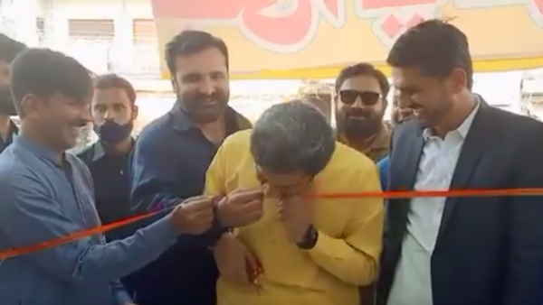 ताव में आकर दांत से ही काट दिया रिबन 