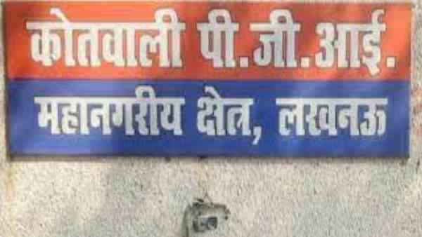 वाकिंग स्टिक से दोनों की धाकड़ दादी ने की पिटाई