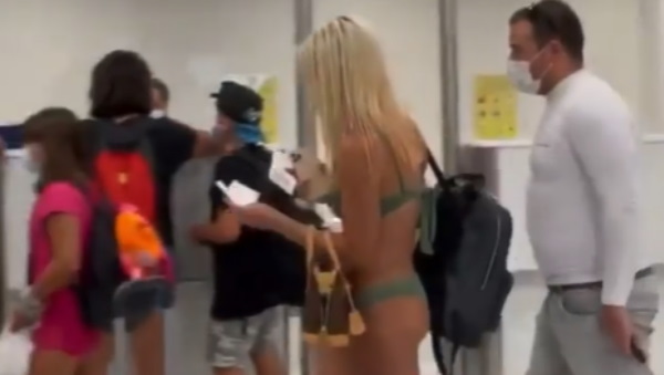 एयरपोर्ट पर बिकिनी पहनकर पहुंची महिला