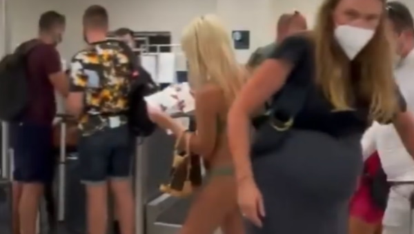 महिला को बिकिनी में देख लोगों की अटकी निगाहें