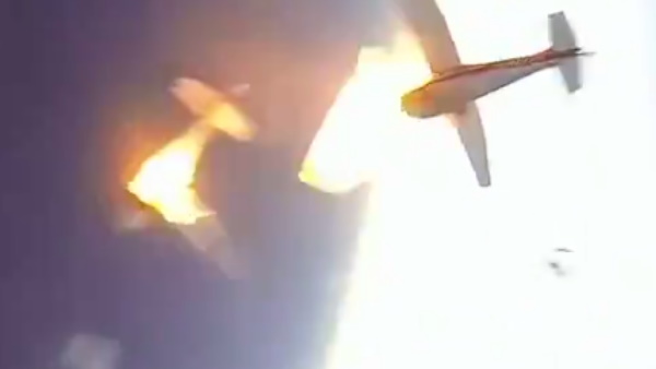 आसमान में टकराए दो विमान