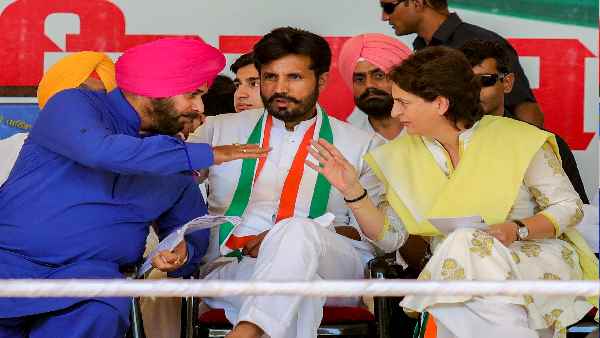 सिद्धू के मसले पर पार्टी के अंदर ही घिर रही हैं प्रियंका ?