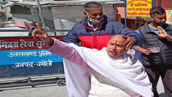 To open the Chardham Yatra in Uttarakhand, the pilgrimage priests protested intensified, shaved and traveled To open the Chardham Yatra in Uttarakhand, the pilgrimage priests protested intensified, shaved and traveled