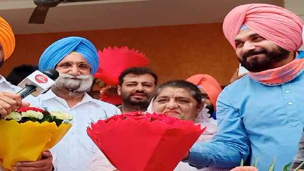 पेशे से खुद को किसान बताते हैं रंधावा