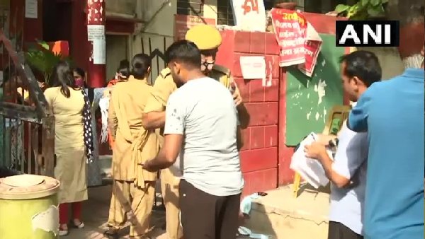 ऐसी होती थी इस चप्पल से नकल ऐसी होती थी इस चप्पल से नकल