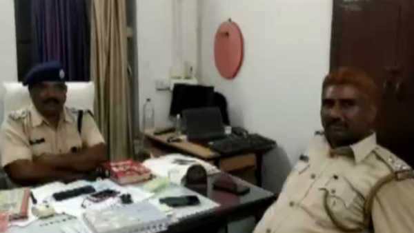 एक ही फोटो के आठ आधार कार्ड भी मिले