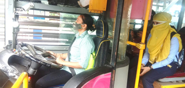 मध्य प्रदेश की पहली महिला ड्राइवर रितु 