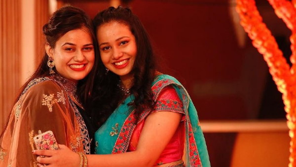 रिया और टीना दोनों लेडी श्रीराम कॉलेज के पूर्व छात्र हैं