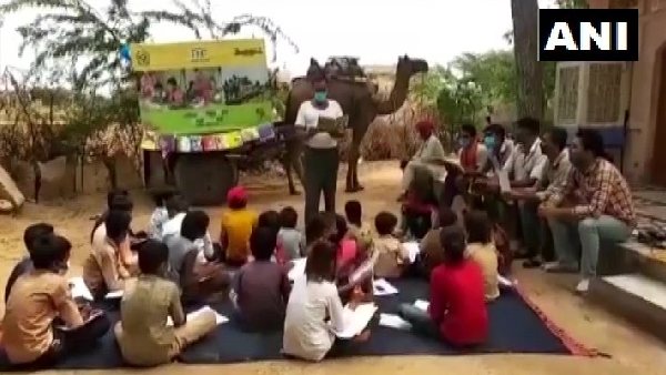 किताबें पढ़कर खुश हुए बच्चे